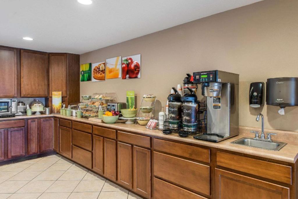 Quality Inn Burlington Bagian luar foto