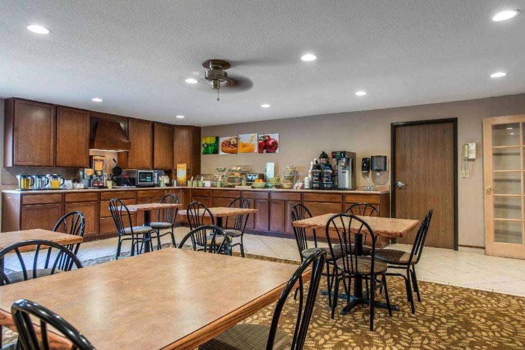 Quality Inn Burlington Bagian luar foto
